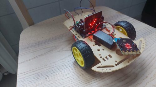 Microbit auto valdomas antru Microbitu